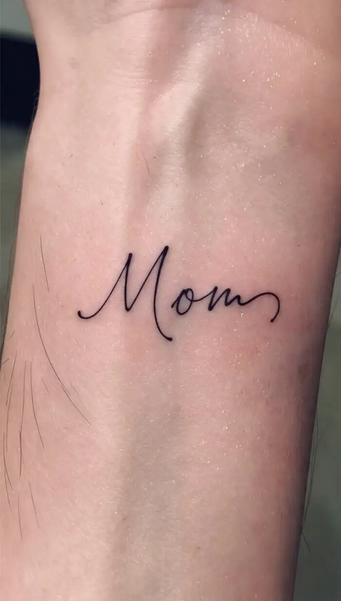 Minimalist “Mom” Script Tattoo on Wrist – Meaningful Fine Line Mother Tribute